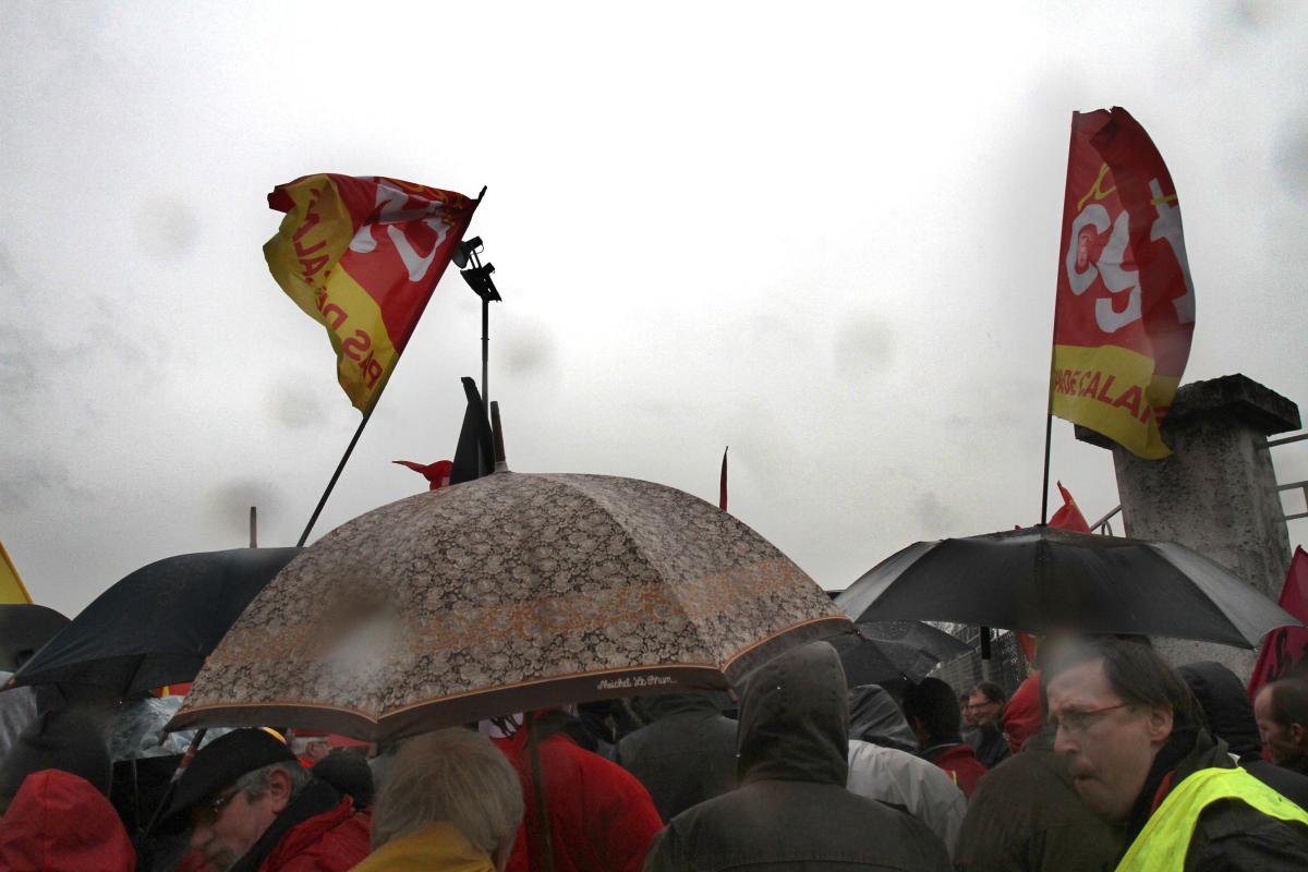 Le rassemblement sous la pluie