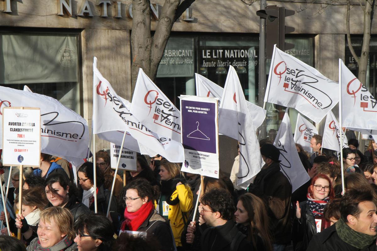 Cortège et drapeaux Osez le féminisme