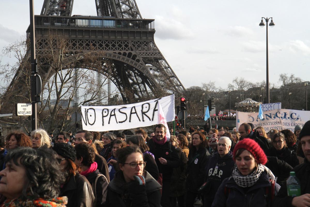 Banderole No Pasara sur fond de Tour Eiffel