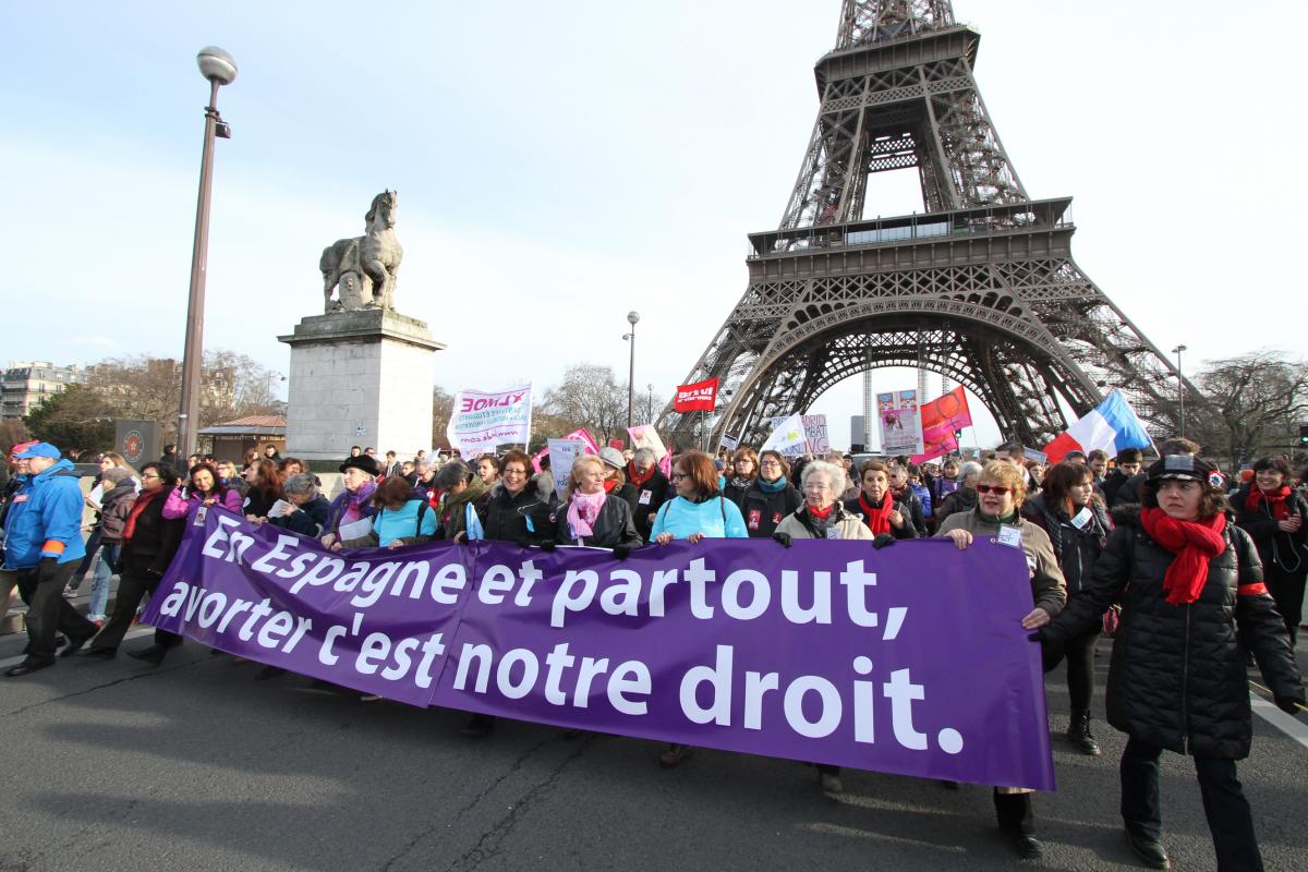 La tête du cortège sur fond de Tour Eiffel
