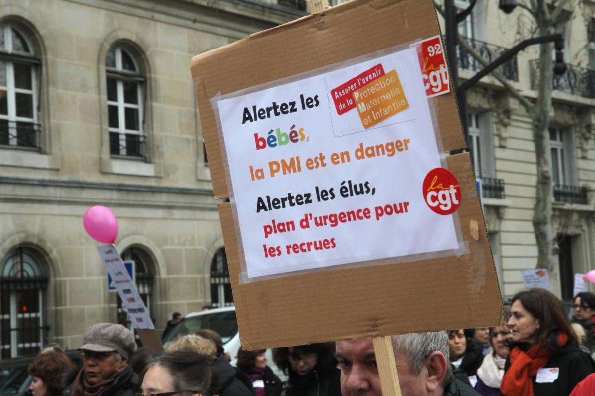 Pancarte Alertez les bébés, la PMI est en danger
