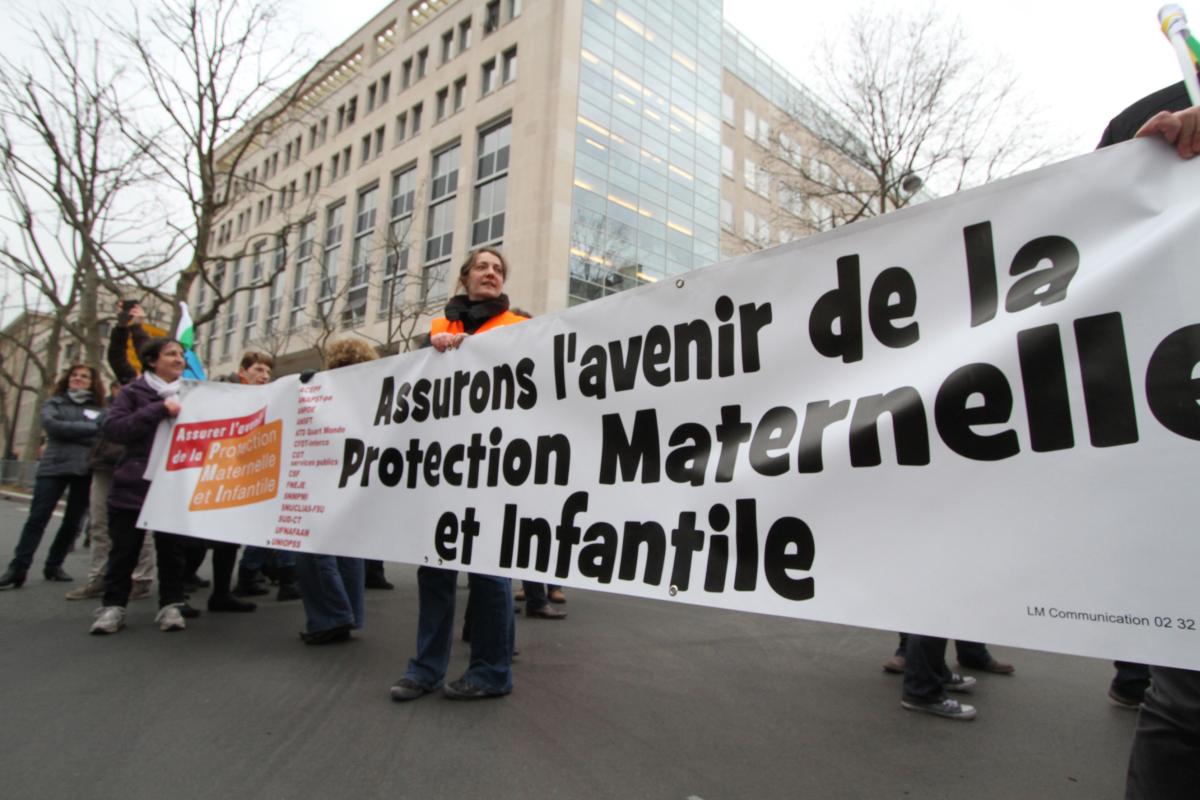 La banderole Avenir de la PMI devant le ministère