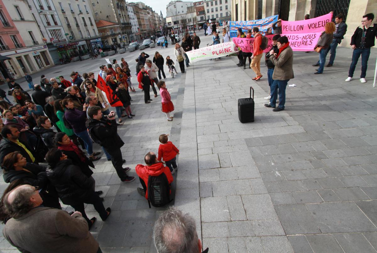 Rassemblement sur le parvis de la mairie
