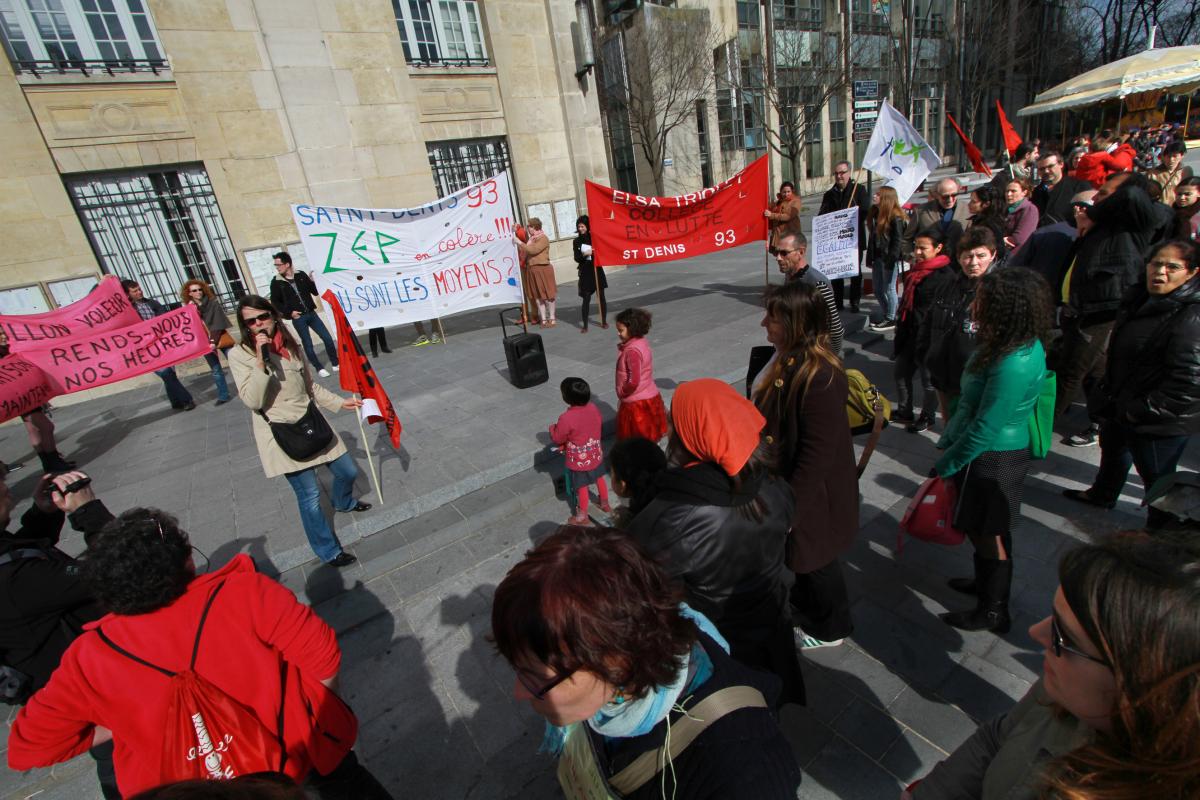 Rassemblement sur le parvis de la mairie