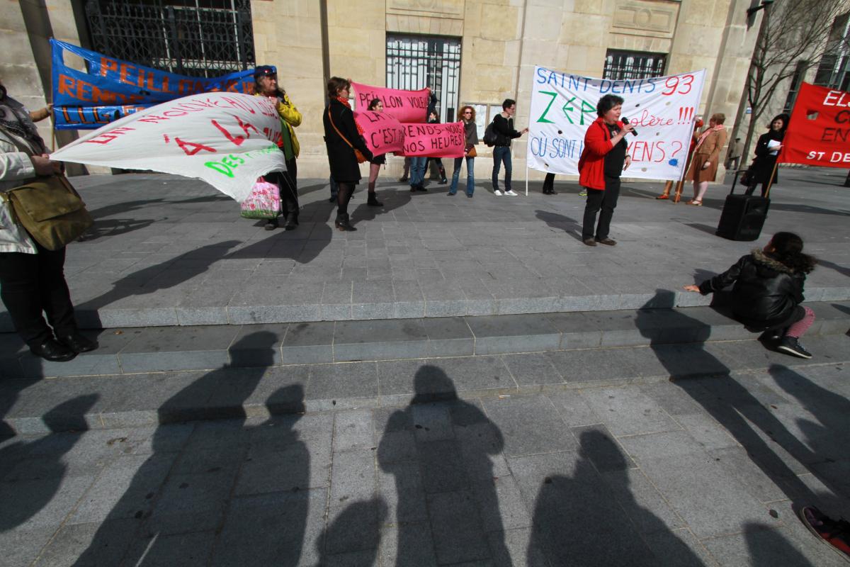 Rassemblement sur le parvis de la mairie