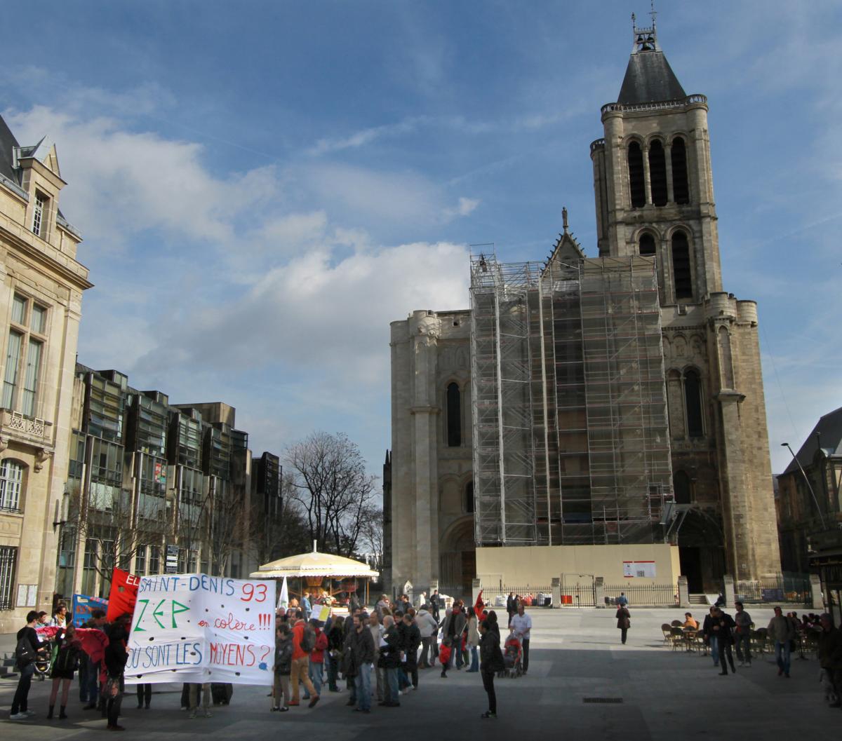 Rassemblement sur le parvis de la mairie