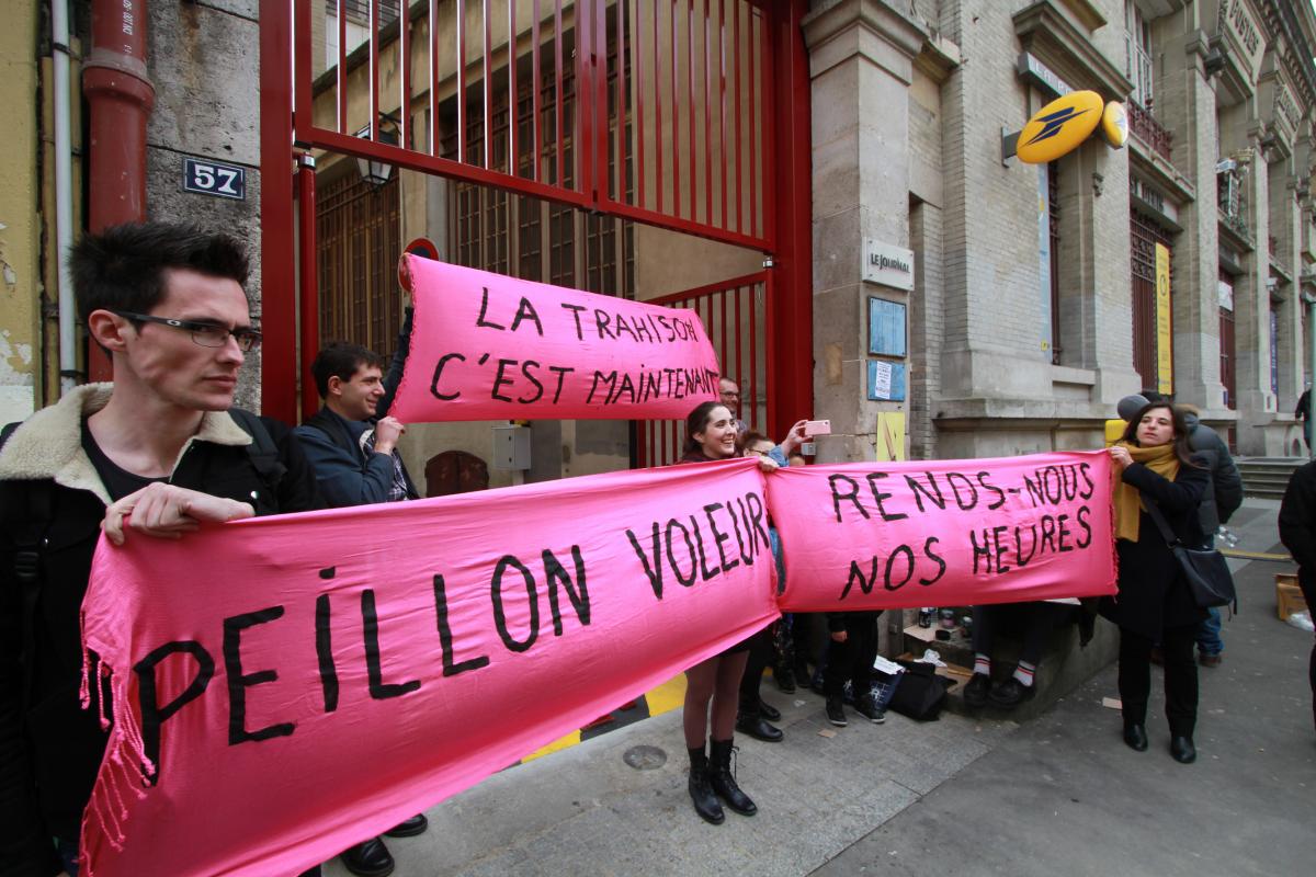 Banderole Peillon voleur rend nous nos heures devant l'inspection académique