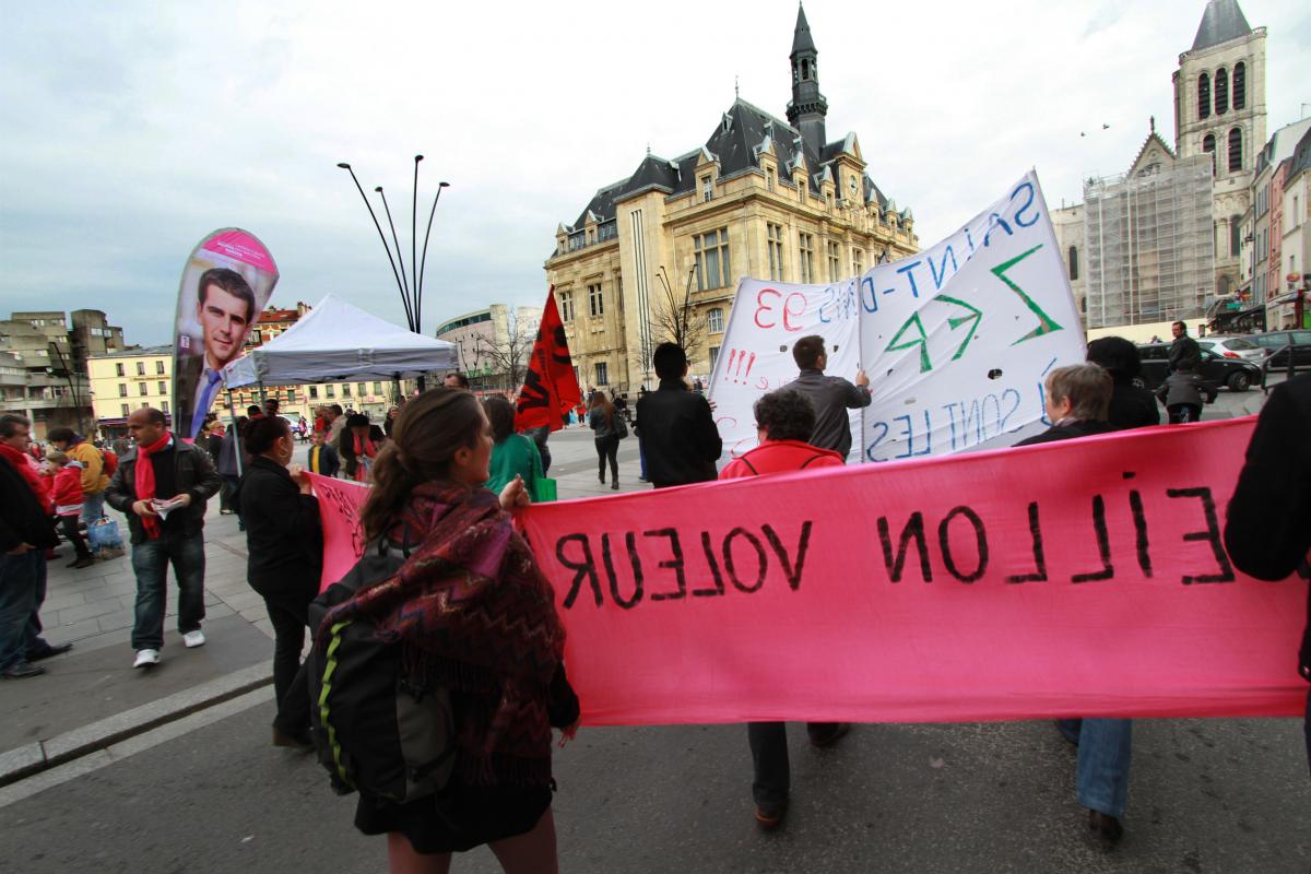 La manifestation passe devant le point de diffusion du candidat PS Mathieu Hanotin