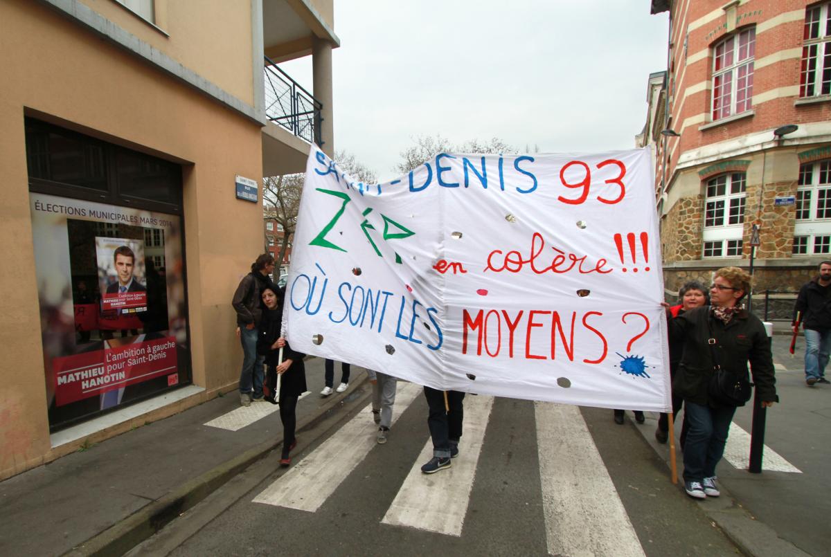 Banderole ZEP en colère devant la permanence du candidat PS Mathieu Hanotin