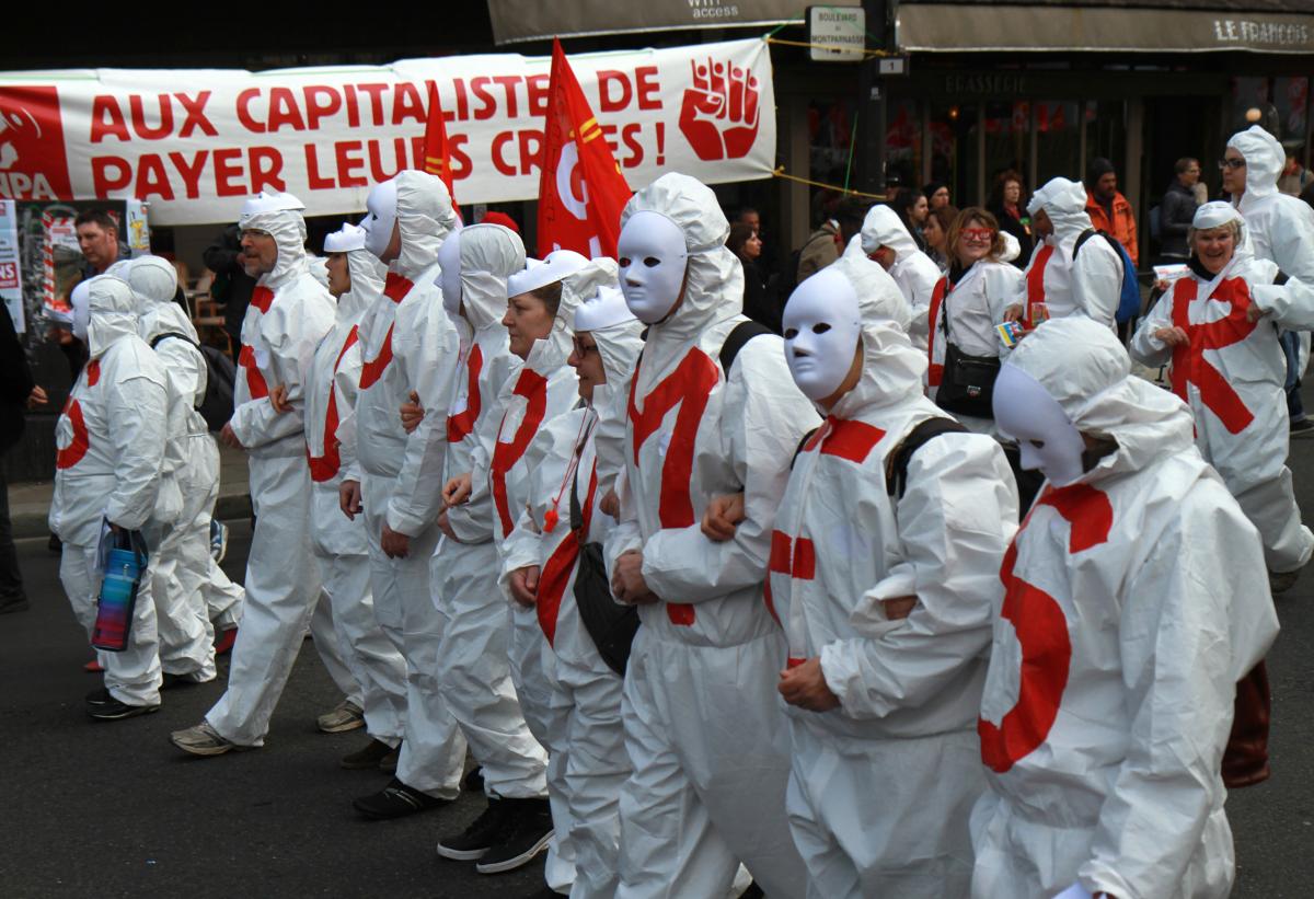 Cortège emplois supprimés sur fond de banderole Aux capitalistes de payer la crise