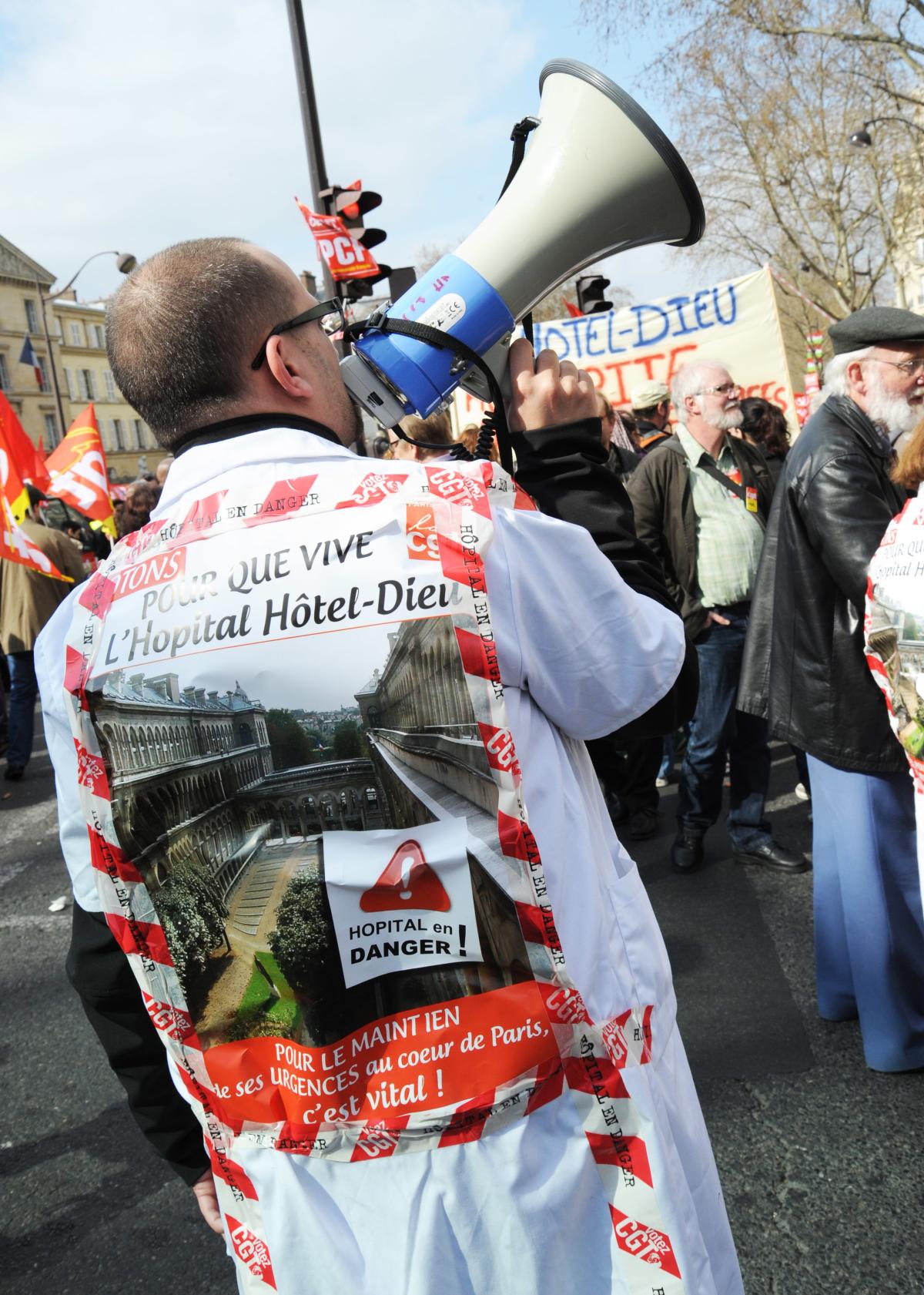 Austérité urgences fermées patient décédé Hôtel Dieu signatures de pétitions