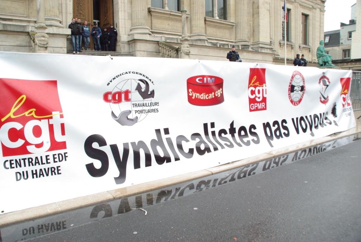 banderole syndicalistes pas voyous devant le TGI du Havre