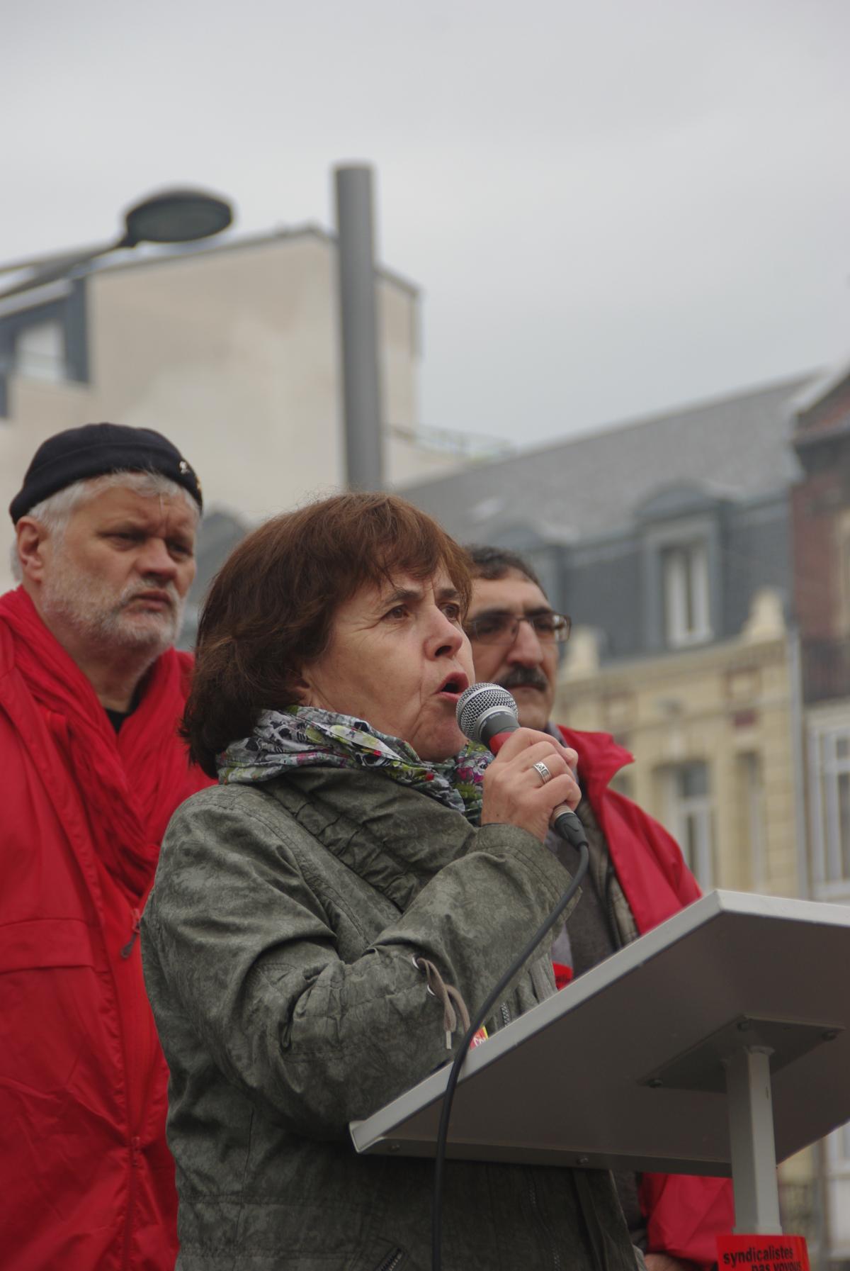 annick coupé porte parole de l'union syndicale solidaire entouré de 2 des syndicalistes poursuivis