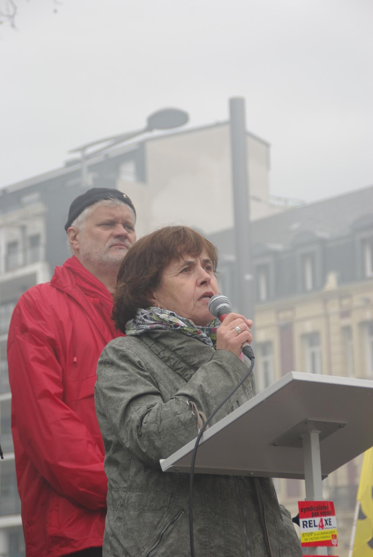 annick coupé porte parole de SOLIDAIRE avec un des syndicalistes poursuivi