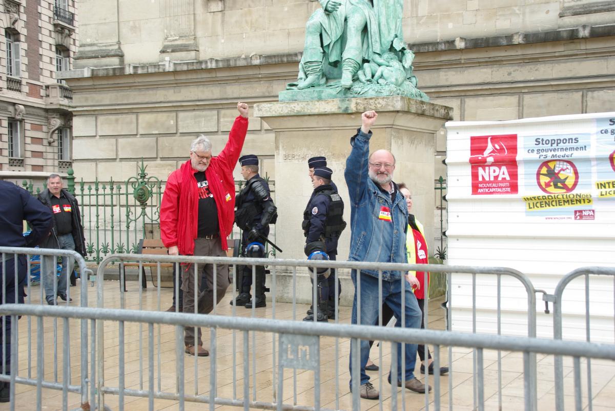 les syndicalistes font leur entrée au tribunal bouclé par la police