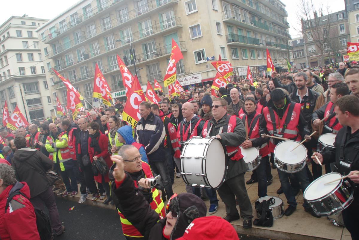 la foule attendant le verdict devant le tribunal