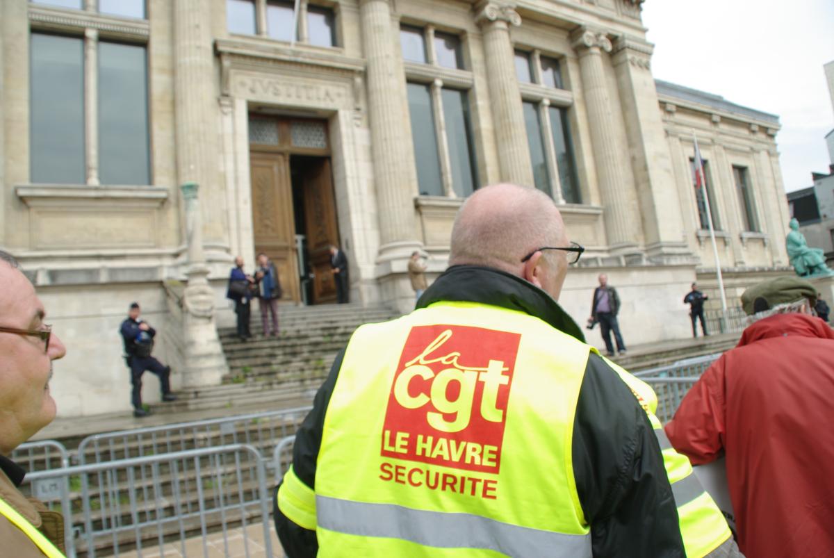 un militant CGT devant le tribunal