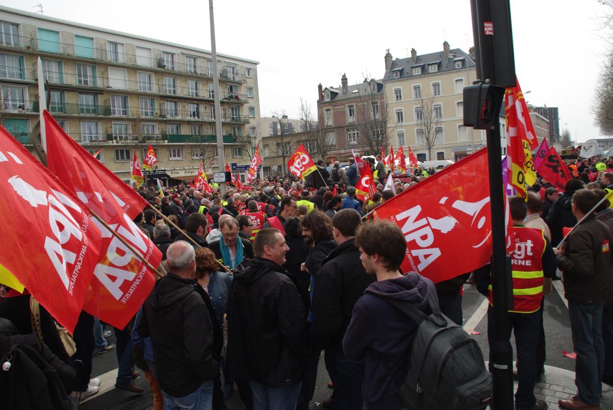 militants NPA et foule