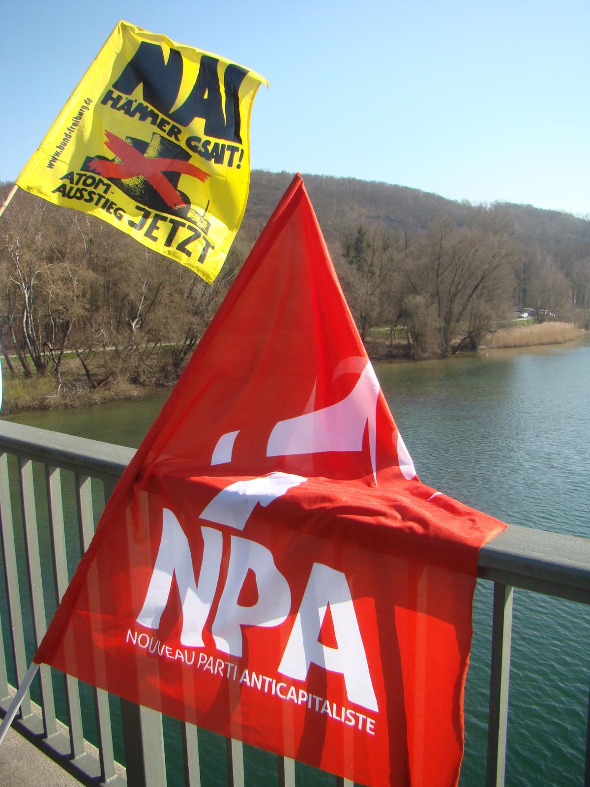 Le drapeau du NPA Sélestat et celui du collectif allemand contre Fessenheim sur le pont du Rhin à Marckolsheim.