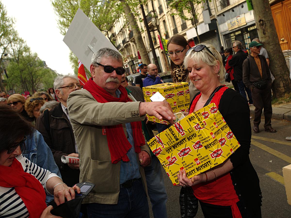 Les Fralibs sont toujours en lutte et vende leur production aux manifestants.