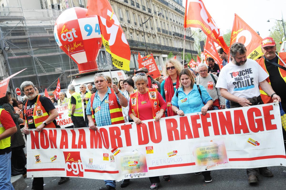Banderole non à la mort du raffinage Cgt