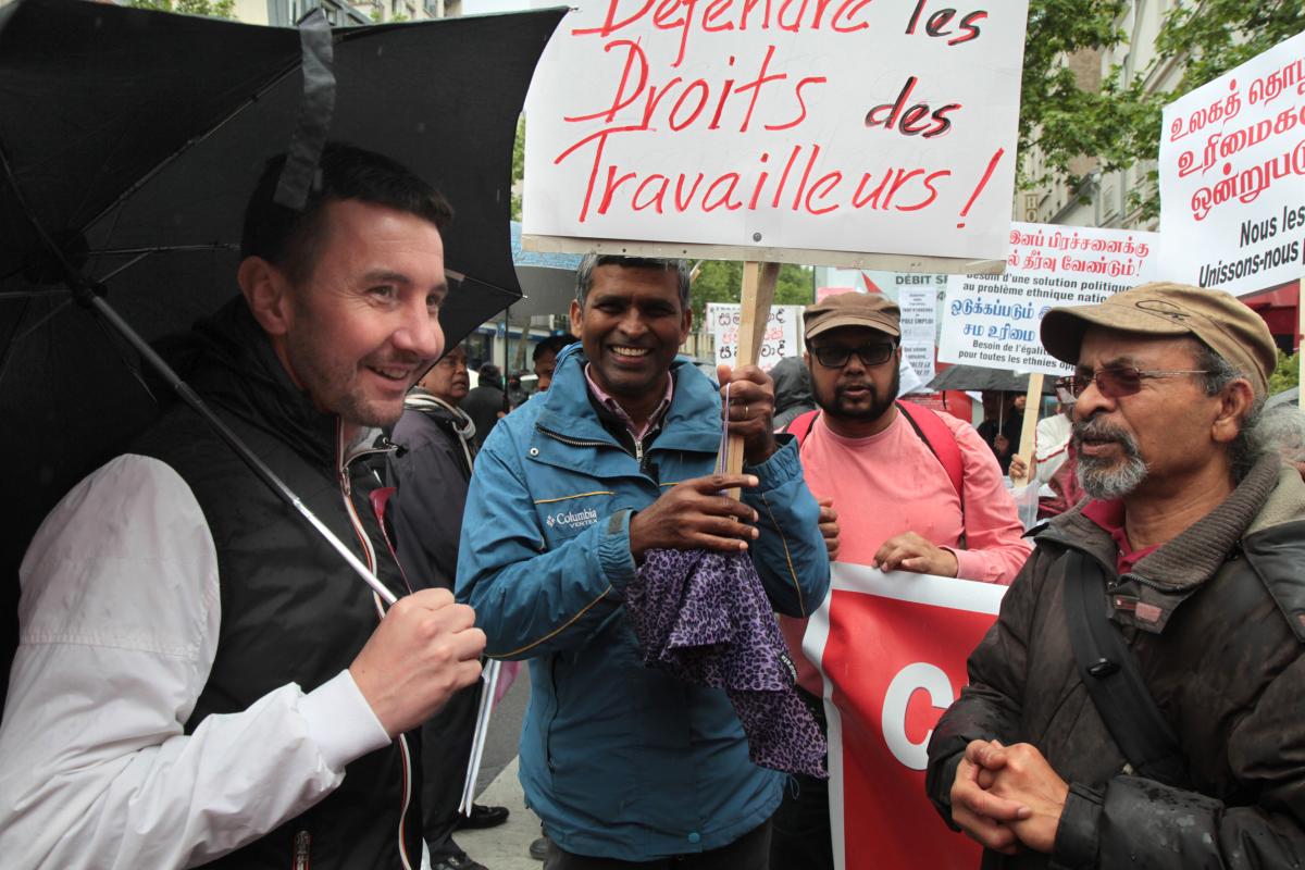 Olivier Besancenot avec des militants Cinghalais du Sri Lanka