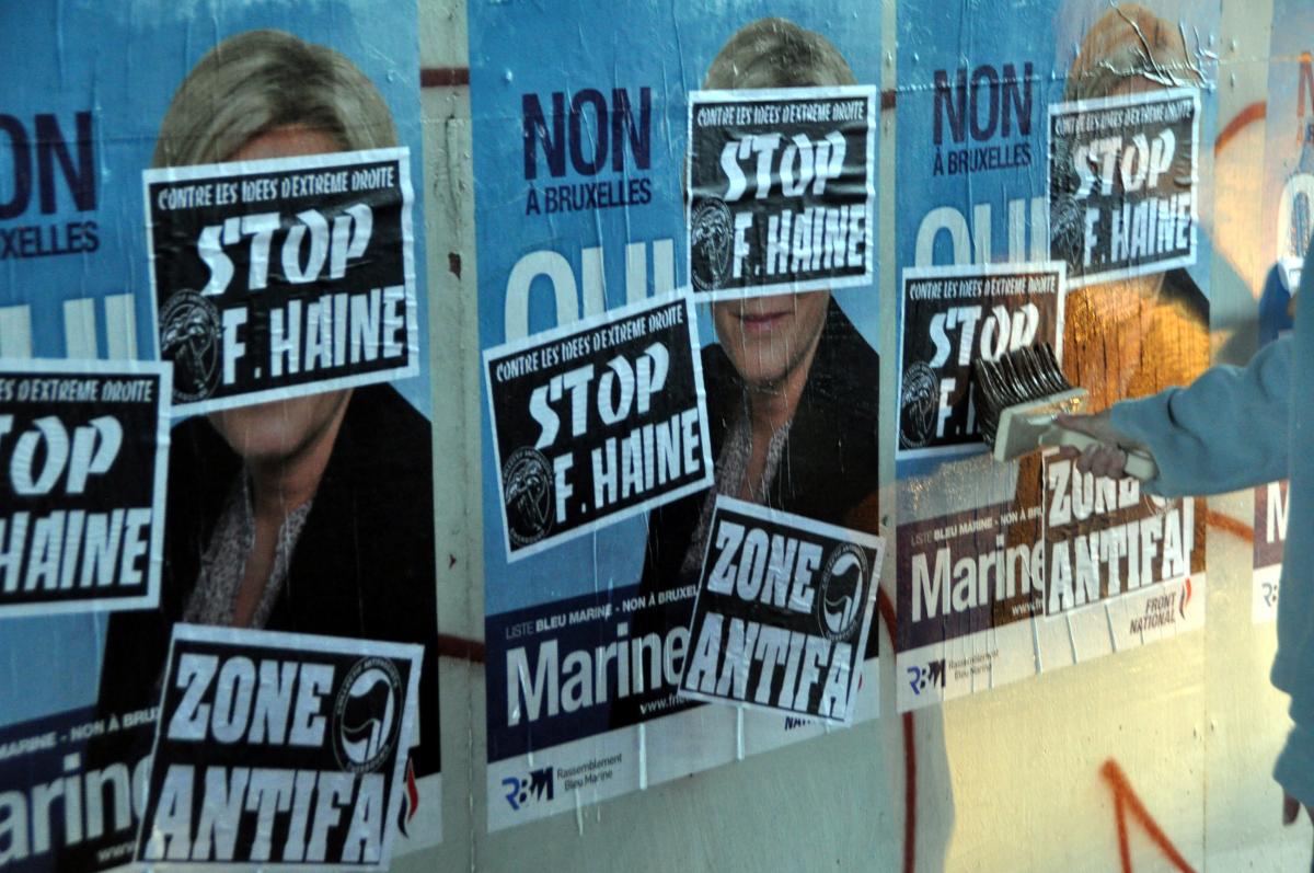 Affiches du FN recouverte par des affiches antifa