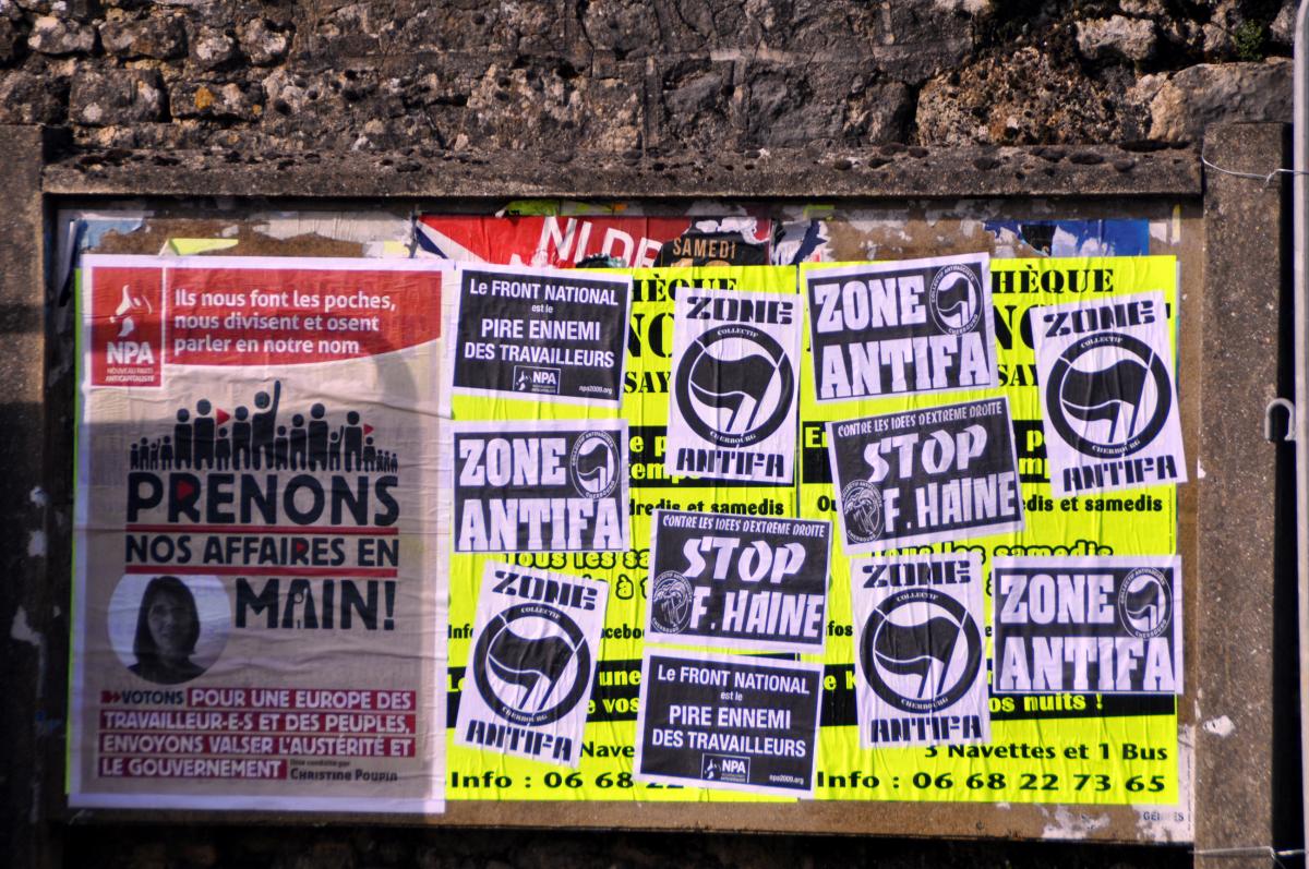 Affiches du FN recouverte par des affiches NPA et antifa