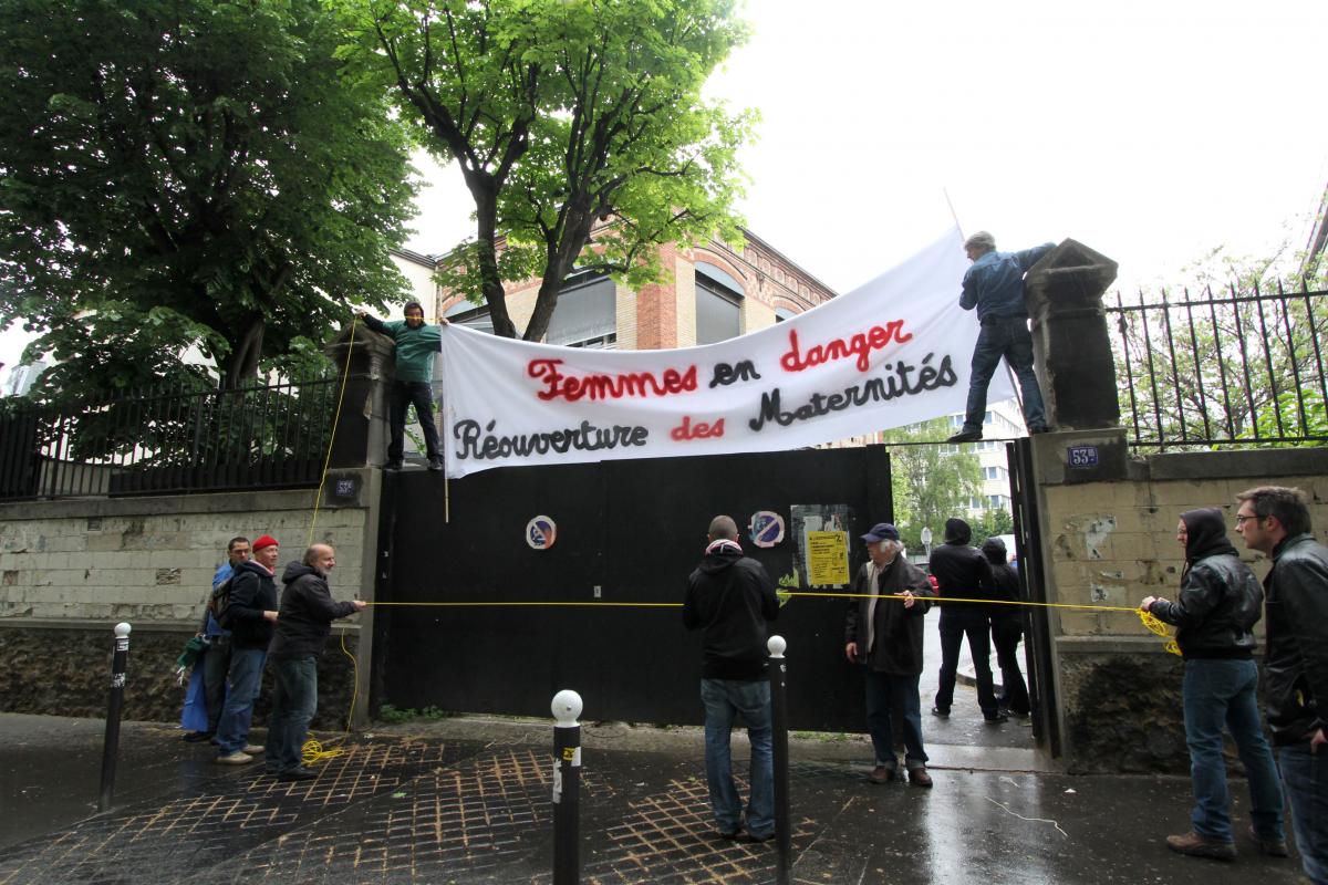 Pose de la banderole Femmes en danger Ouverture des maternités