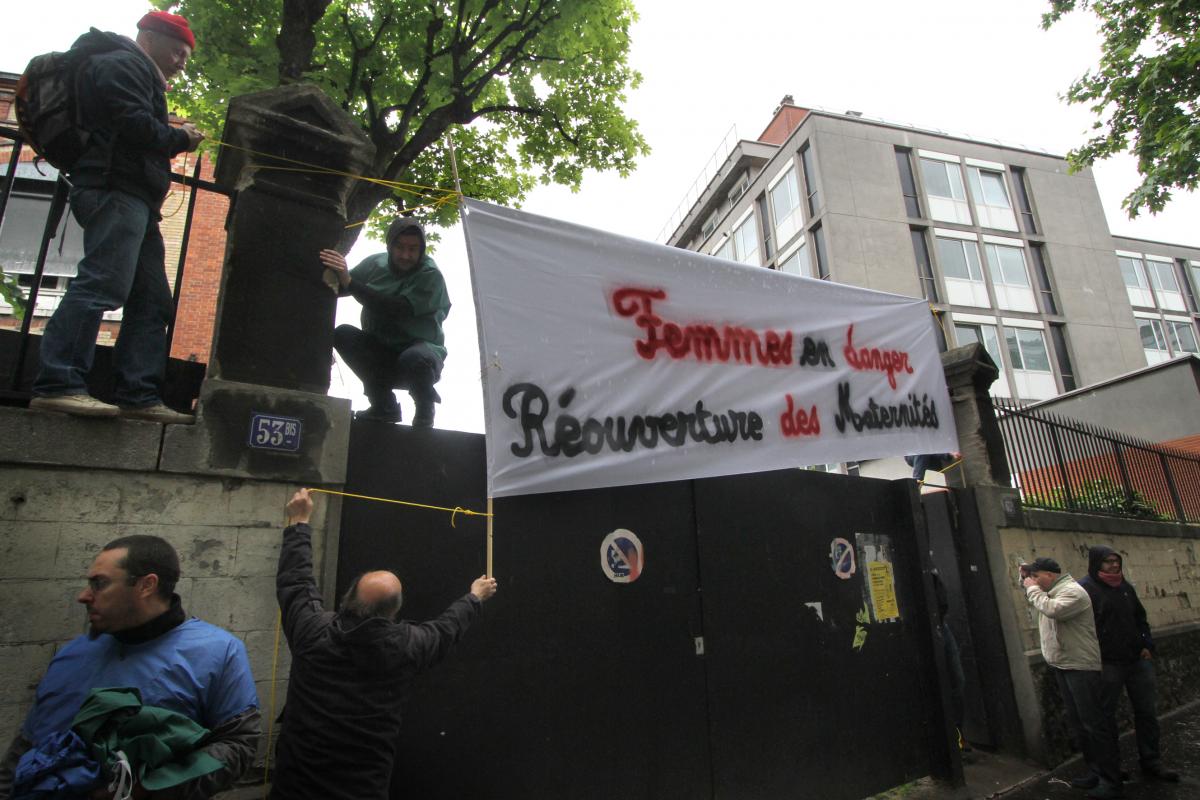 Pose de la banderole Femmes en danger Ouverture des maternités