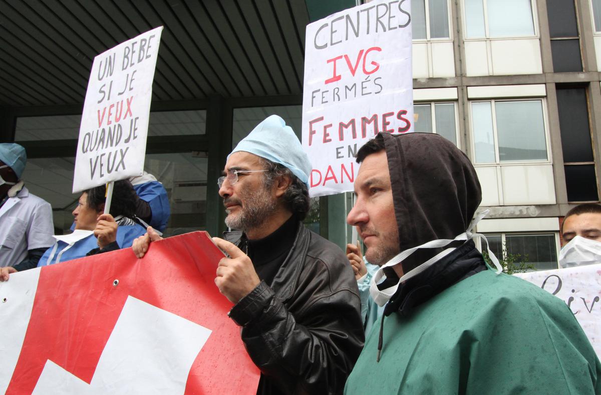Pancartes Centre IVG fermé Femmes en danger