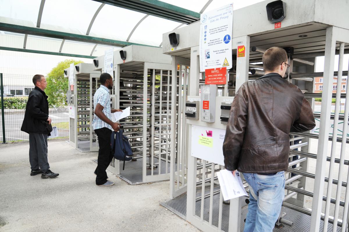 Usine PSA Poissy Yvelines diffusion de tracts élections Européennes