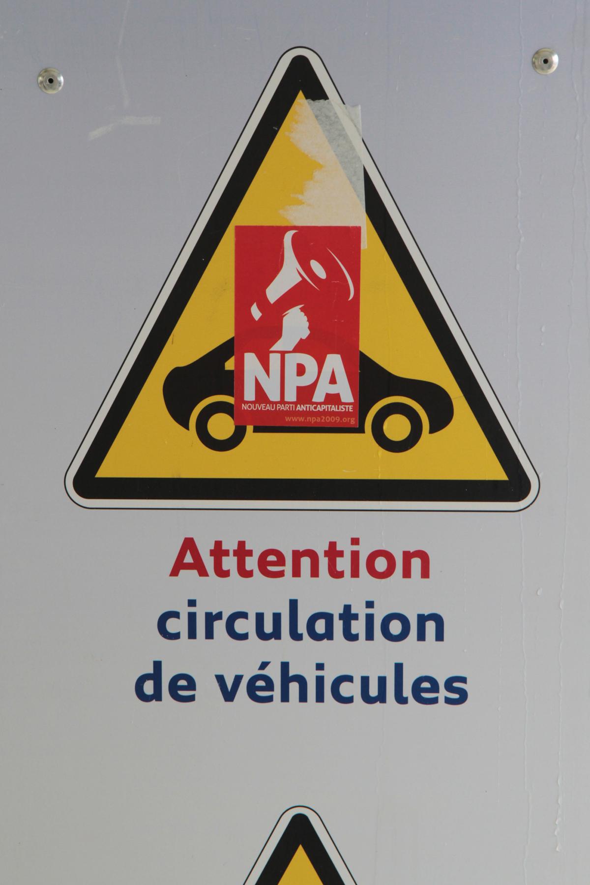 Panneaux Attention circulation de véhicules avec autocollant NPA