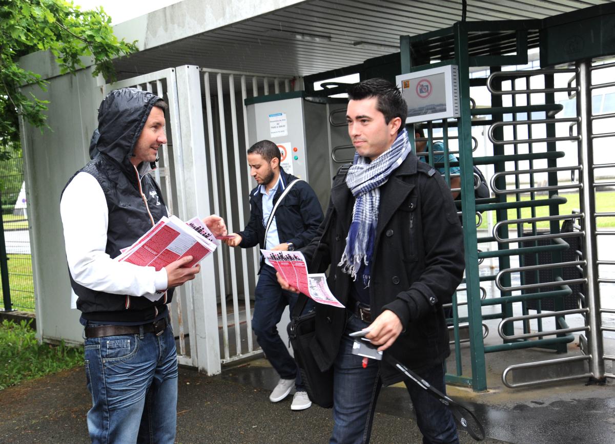 Olivier Besancenot devant le Technocentre Renault de Guyancourt