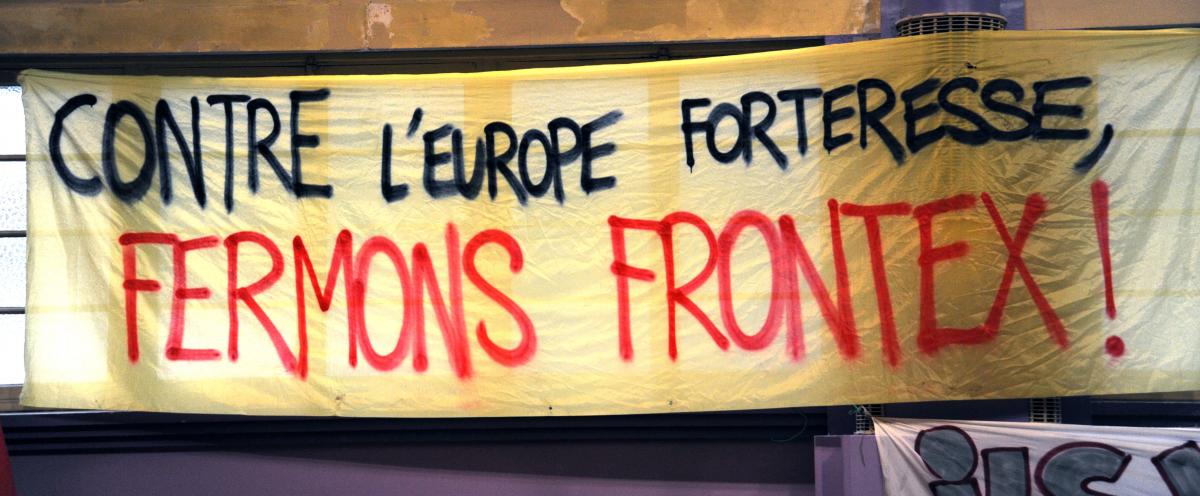 Banderole contre l'Europe forteresse fermons Frontex!