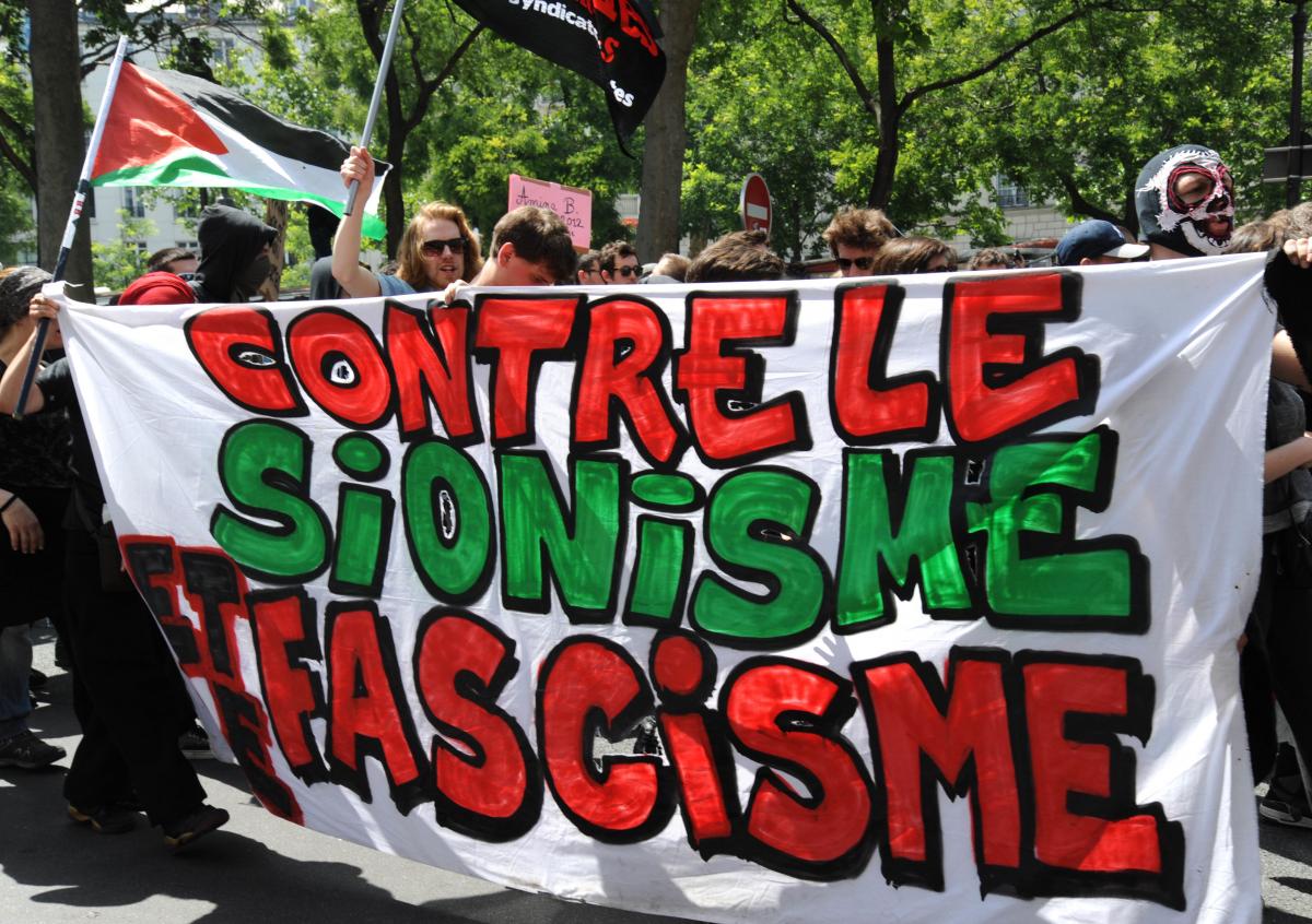 Banderole contre le Sionisme et le Fascisme