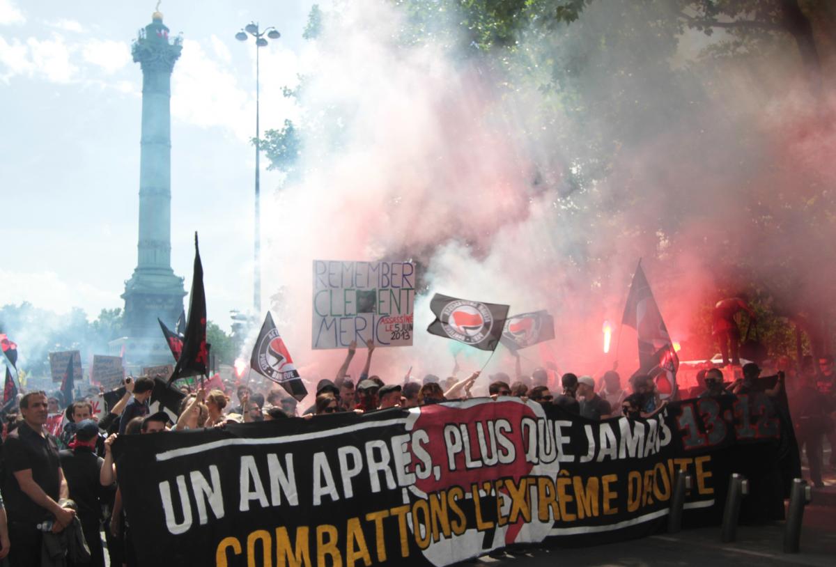 Banderole de tête Un an après, plus que jamais, combattons L'extrême droite