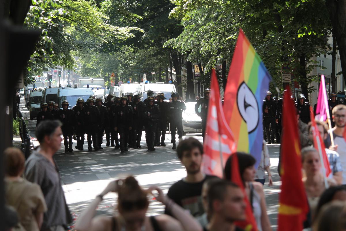 la police ferme la manifestation