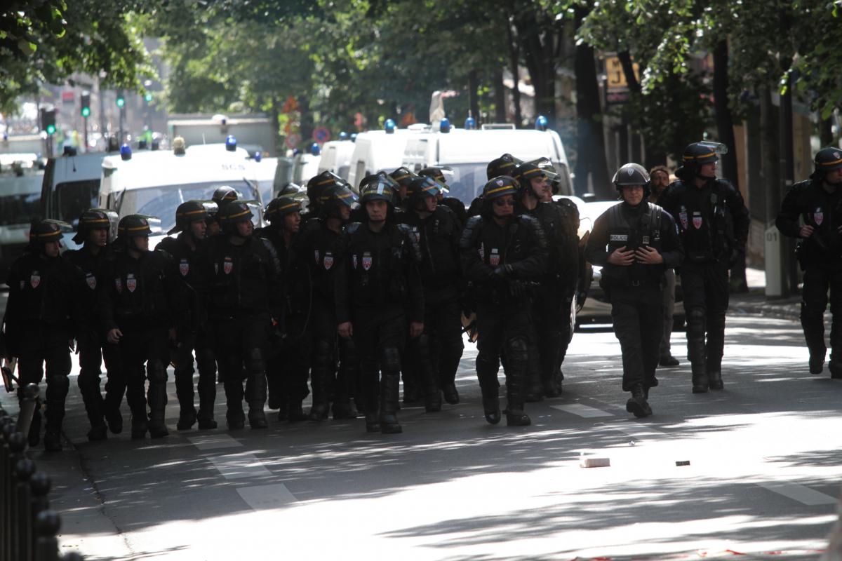 la police ferme la manifestation