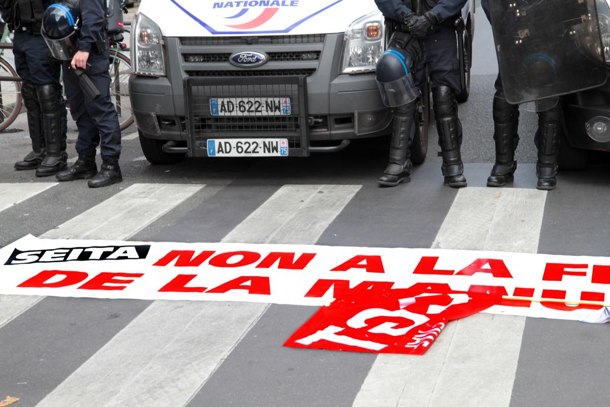 Banderole Non à la fermeture de la manufacture!