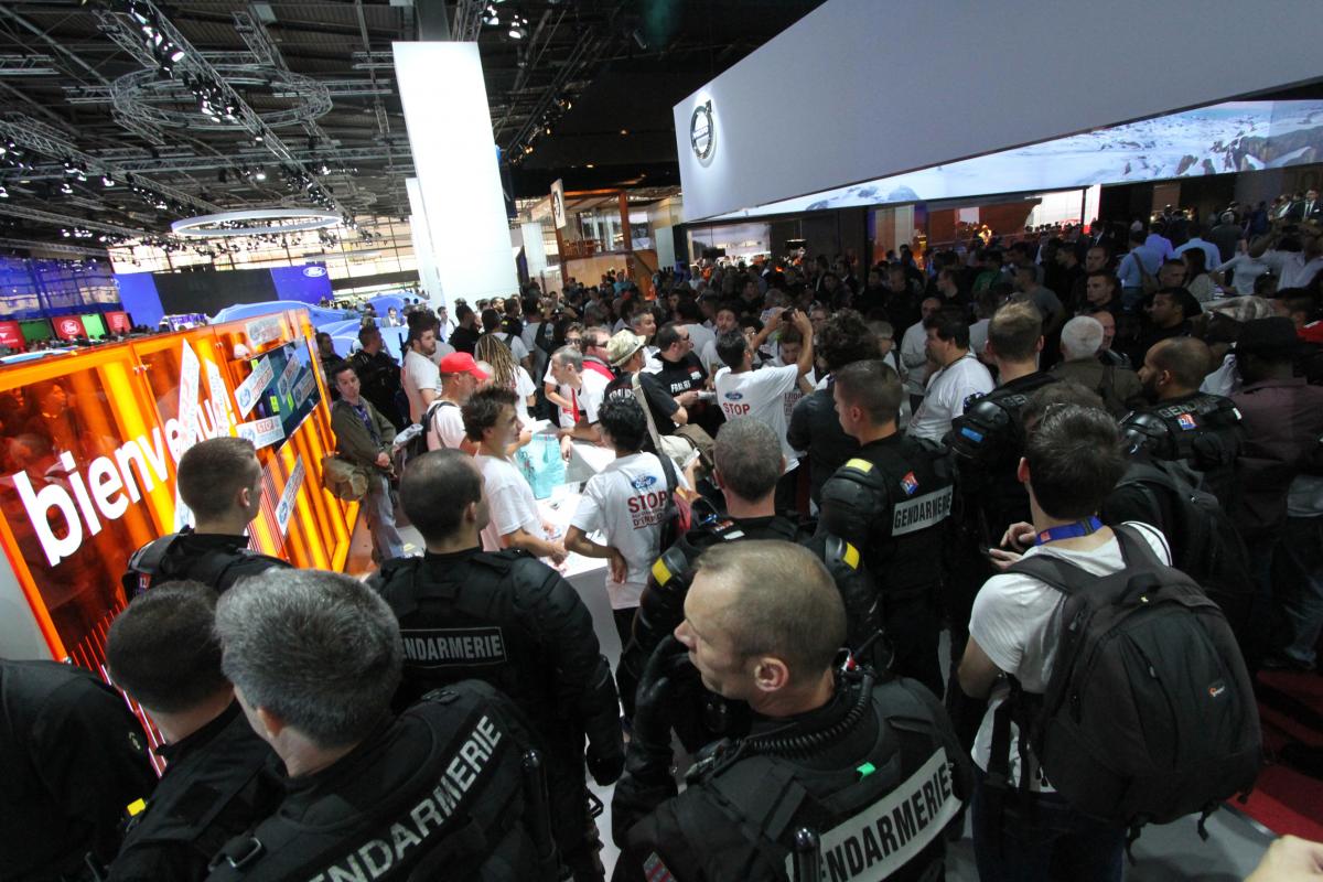 La police intervient sur le stand de Ford pour bloquer les manifestants