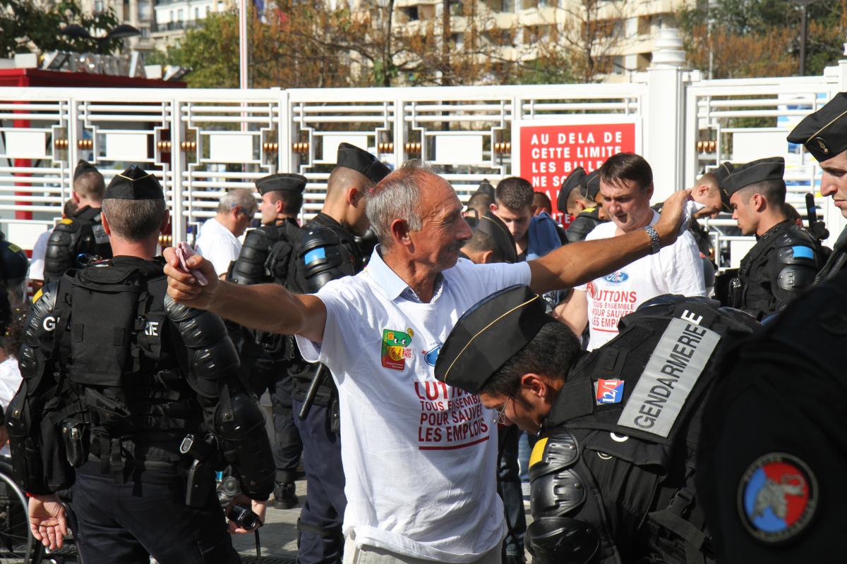 La police fouille les manifestants