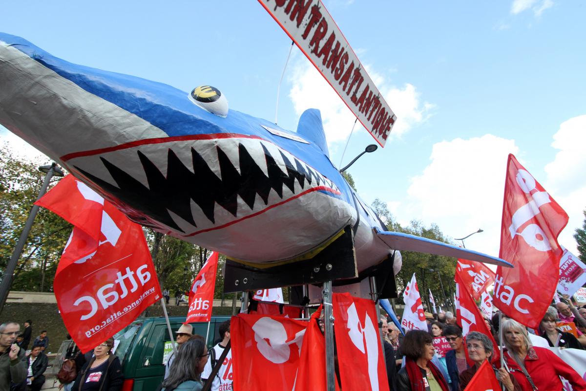 Le requin transatlantique avec drapeaux Attac