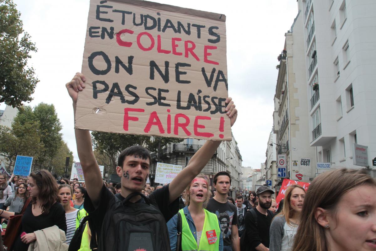 Pancarte Etudiants en colère On va pas se laisser faire