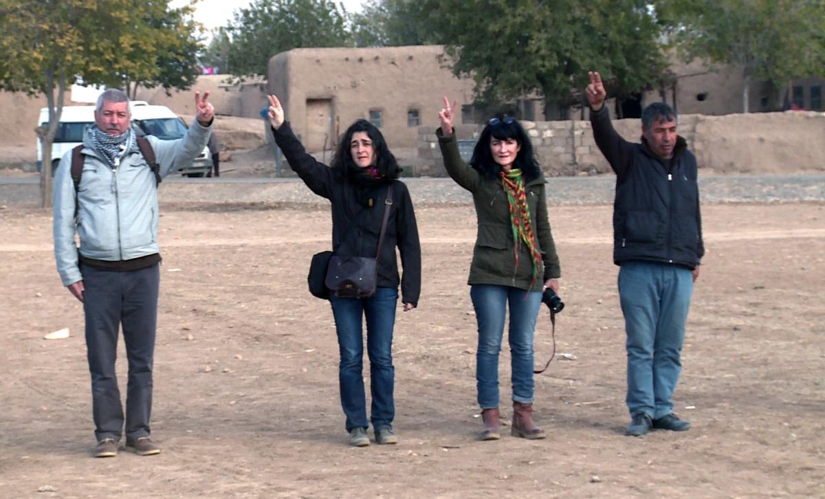 Les Kurdes venus de partout et des membres des délégations étrangères dont Npa se mettent en ligne et forment une chaîne humaine.