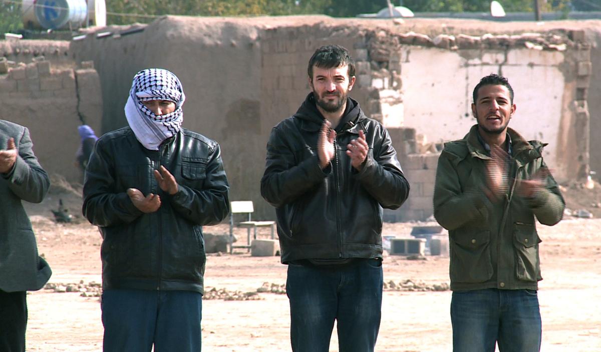 Les Kurdes venus de partout et des membres des délégations étrangères dont Npa se mettent en ligne et forment une chaîne humaine.