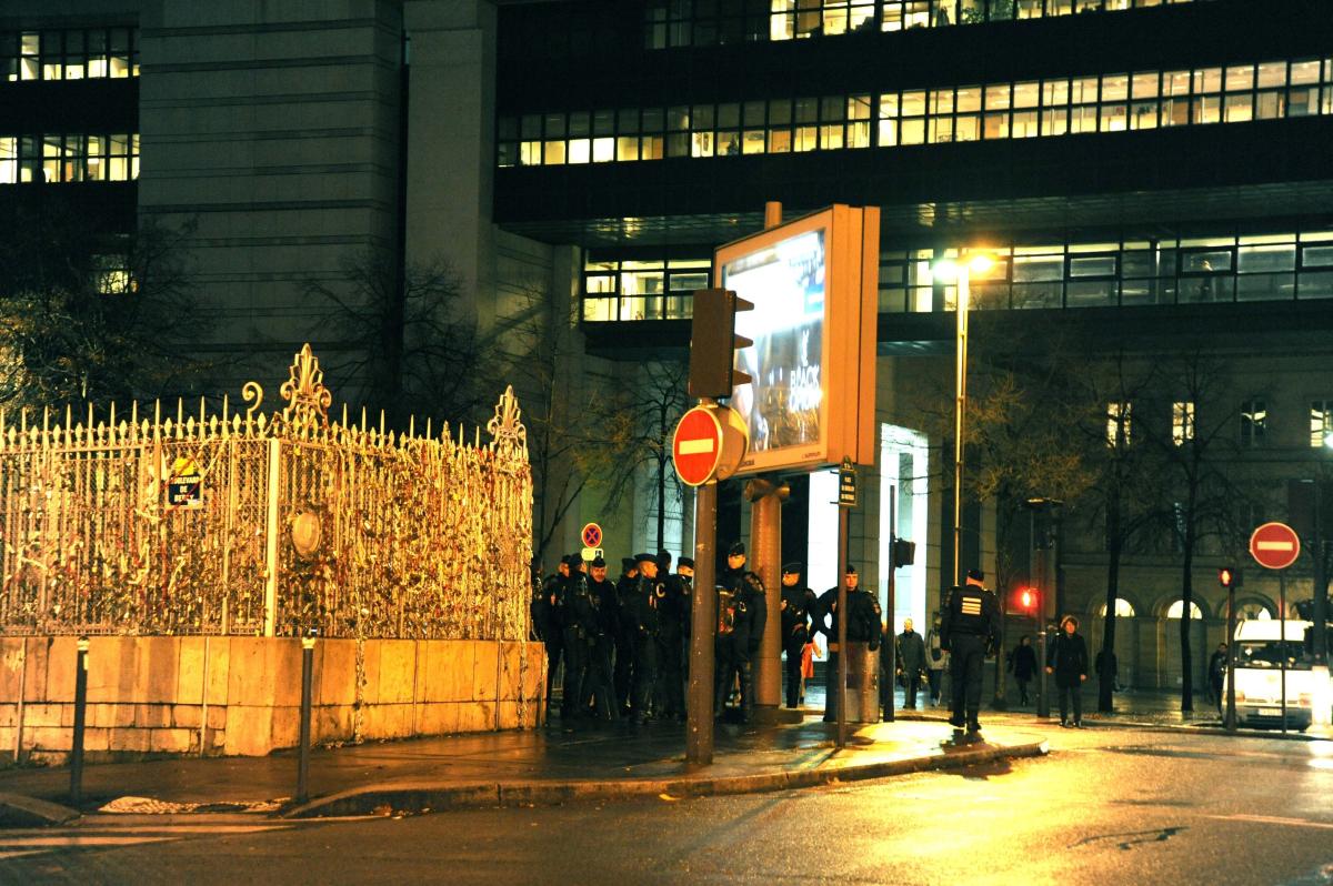 Devant le ministère de léconomie Paris Bercy