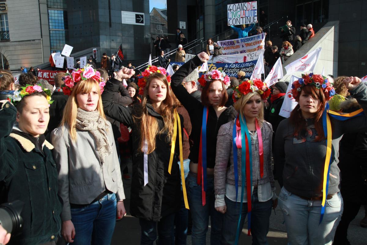 Les Femen devant l'Opéra Bastille