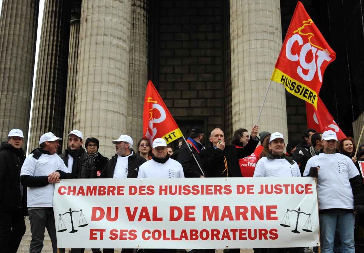 Banderole de la chambre des huissiers de justice du Val de Marne sur le parvis de l'église de la Madeleine Paris