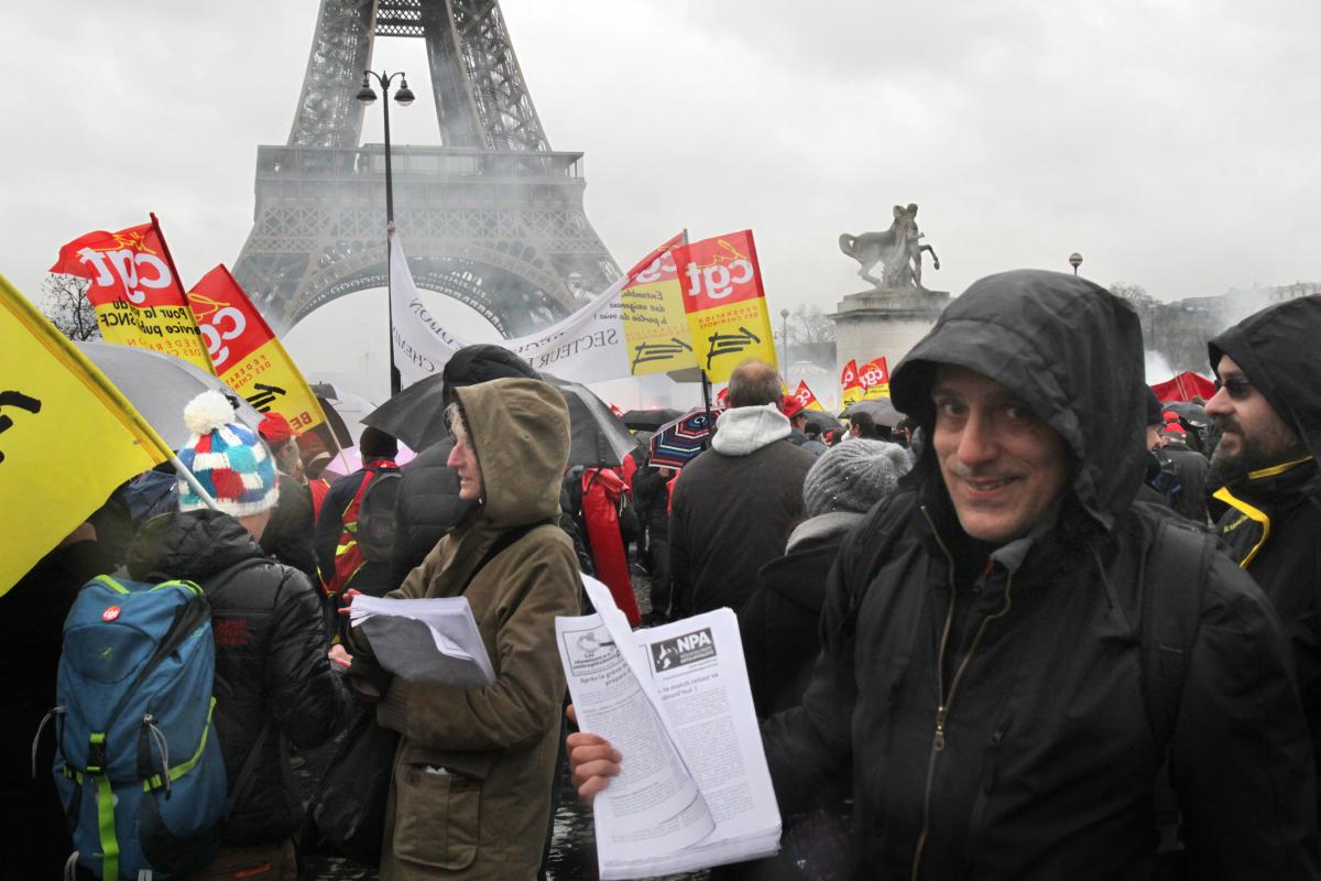 Philippe Poutou sur fond de Tour Eiffel